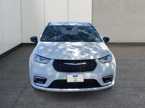 Used 2025 Chrysler Pacifica Select image 8