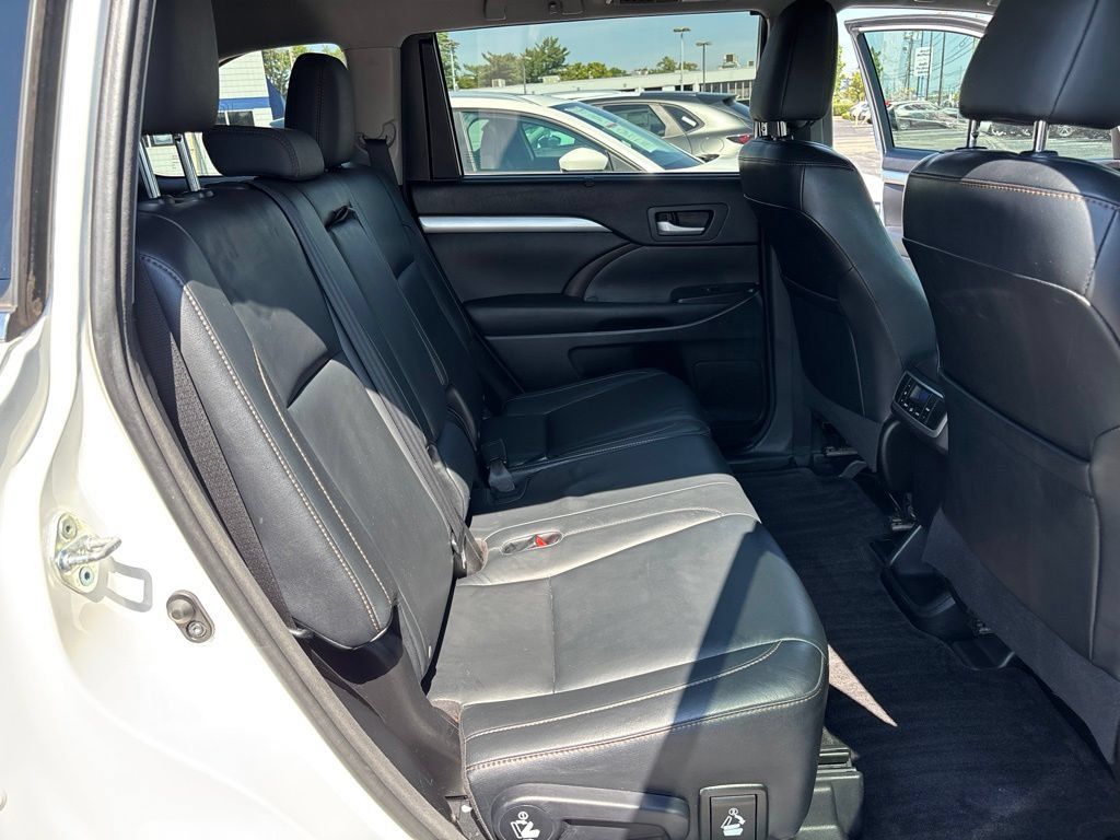 Used 2016 Toyota Highlander XLE FWD image 33