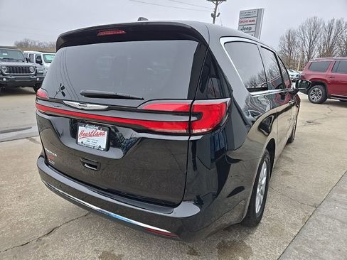 Used 2024 Chrysler Pacifica Touring-L image 10