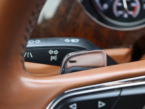 Used 2017 Bentley Bentayga image 35