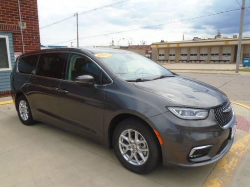 Used 2023 Chrysler Pacifica Touring-L FWD image 12