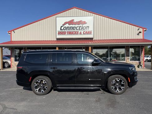 Used 2024 Jeep Wagoneer Series III AWD/4WD image 3