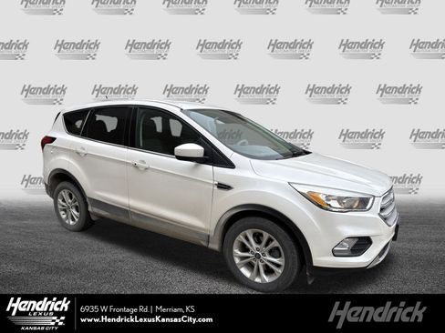 Used 2019 Ford Escape SE image 1