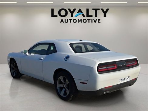 Used 2015 Dodge Challenger SXT image 3