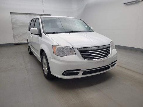 Used 2016 Chrysler Town & Country Touring image 14
