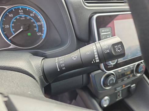 Used 2025 Nissan Leaf S image 19