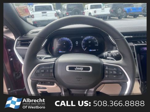 Used 2025 Jeep Grand Cherokee Limited AWD/4WD image 26