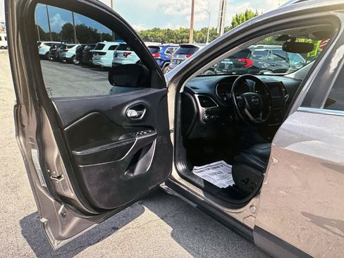 Used 2019 Jeep Cherokee Latitude Plus w/ Comfort/Convenience Group AWD/4WD image 13