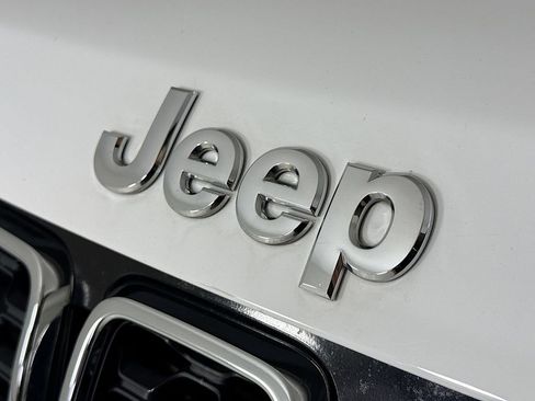 Used 2018 Jeep Grand Cherokee Limited image 22