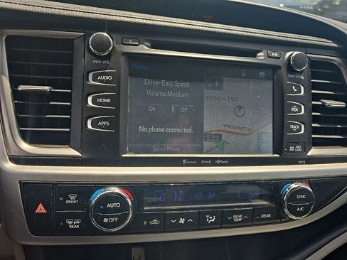 Used 2018 Toyota Highlander XLE AWD/4WD image 16