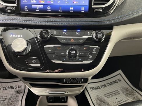 Used 2021 Chrysler Pacifica Touring-L image 30