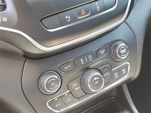 Used 2021 Jeep Cherokee Latitude Plus image 18