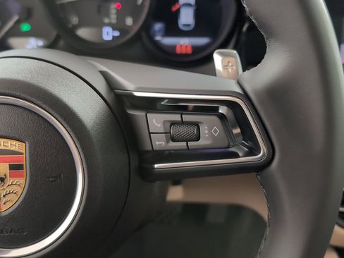 Certified 2025 Porsche Macan AWD/4WD image 29