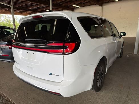 Used 2023 Chrysler Pacifica Touring-L FWD image 5