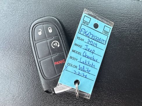 Used 2019 Jeep Cherokee Latitude Plus w/ Cold Weather Group AWD/4WD image 50
