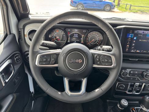 Used 2025 Jeep Wrangler Unlimited Sahara AWD/4WD image 28