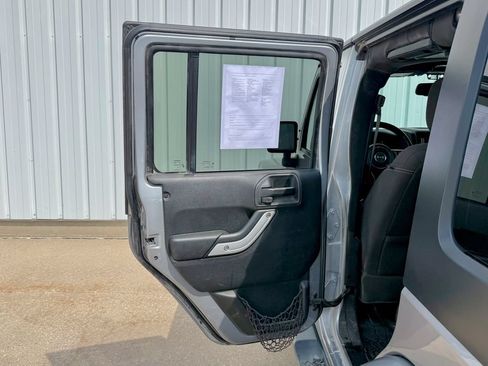Used 2017 Jeep Wrangler Unlimited Sahara AWD/4WD image 15
