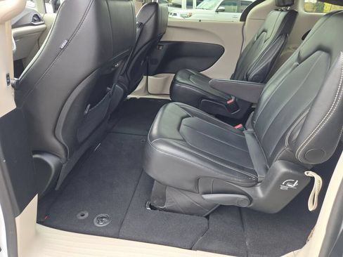 Used 2024 Chrysler Pacifica Touring-L FWD image 20