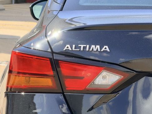 Used 2025 Nissan Altima 2.5 SV FWD image 9