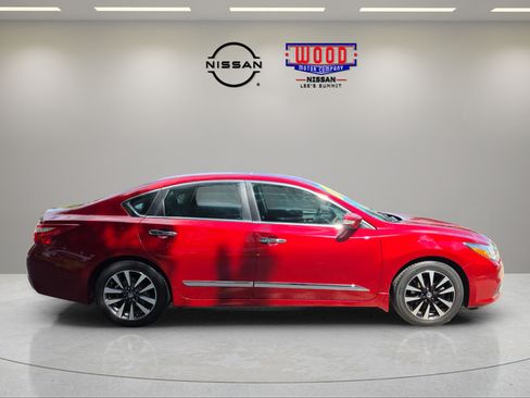 Used 2017 Nissan Altima 2.5 SV w/ Convenience Package FWD image 2
