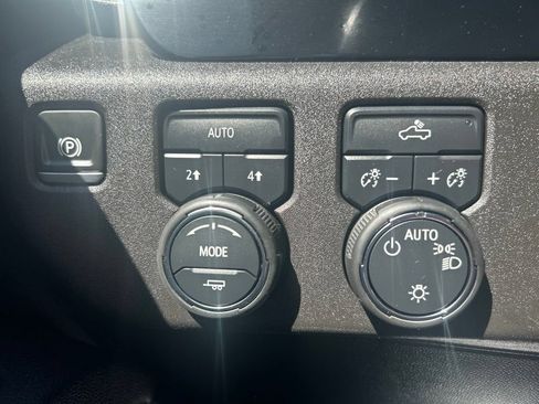 Used 2025 Chevrolet Silverado 1500 LT AWD/4WD image 19