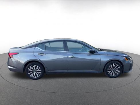 Used 2025 Nissan Altima 2.5 SV FWD image 16