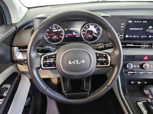 Used 2023 Kia Carnival LX FWD image 9