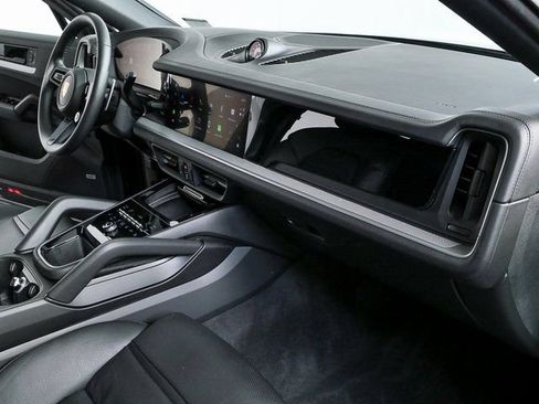 Certified 2024 Porsche Cayenne Coupe image 26