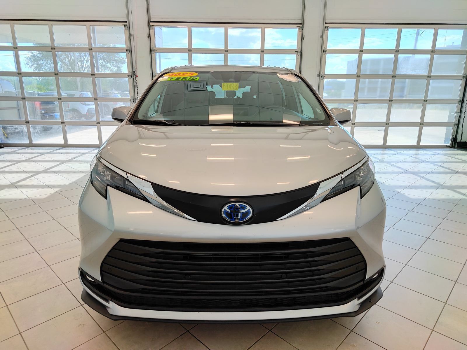 Used 2025 Toyota Sienna XLE FWD image 8