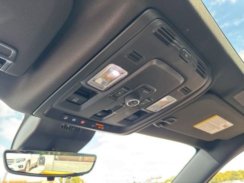 Used 2025 GMC Yukon AT4 Ultimate w/ LPO, Illumination Package image 32