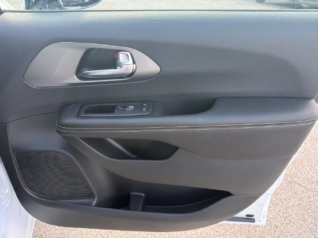 New 2027 Chrysler Pacifica Select FWD image 29