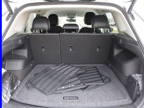Used 2025 Volkswagen Tiguan SE image 10