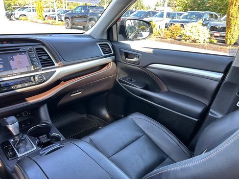 Used 2019 Toyota Highlander XLE AWD/4WD image 16