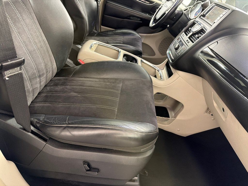 Used 2014 Chrysler Town & Country Touring-L FWD image 22