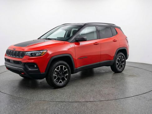 Used 2025 Jeep Compass Trailhawk AWD/4WD image 3