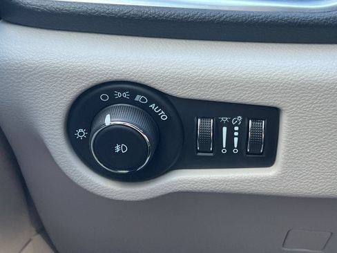 Used 2023 Chrysler Pacifica Limited FWD image 36