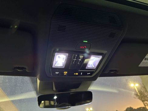 Certified 2025 Volkswagen Tiguan SE R-Line image 28