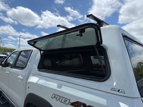 Used 2023 Nissan Frontier PRO-4X w/ Pro-4X Premium Package AWD/4WD image 13