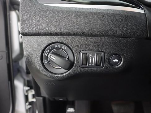 Used 2023 Chrysler 300 Touring w/ Sport Appearance Package image 34