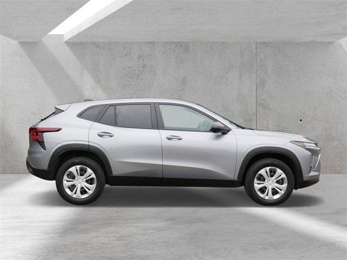 Used 2024 Chevrolet Trax LS image 2