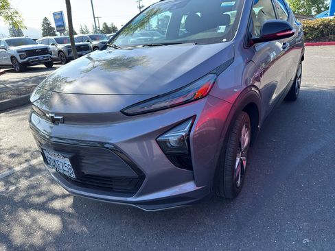 Used 2023 Chevrolet Bolt EUV LT w/ Convenience Package FWD image 3