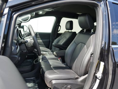 Used 2025 Chrysler Pacifica Select FWD image 12