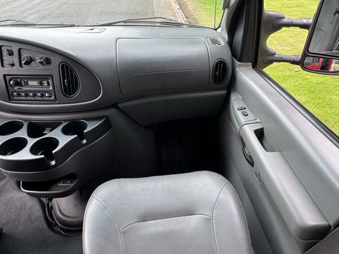 Used 2006 Ford E-350 and Econoline 350 XLT RWD image 18