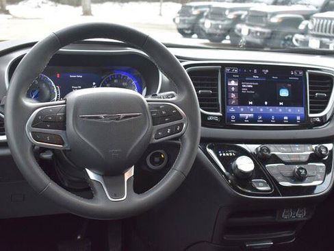 Used 2025 Chrysler Pacifica Select FWD image 22