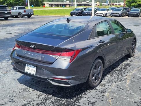 Used 2022 Hyundai Elantra SEL FWD image 2