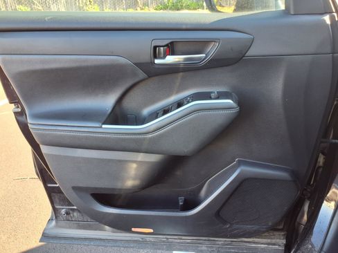 Used 2021 Toyota Highlander XLE AWD/4WD image 19