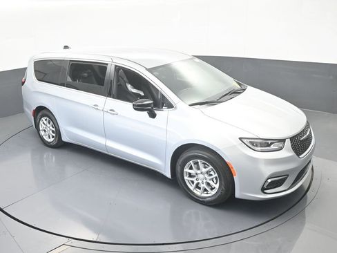 New 2026 Chrysler Pacifica Select image 51