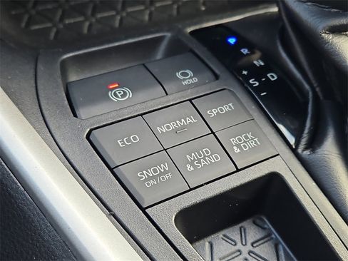 Used 2020 Toyota RAV4 XLE image 24