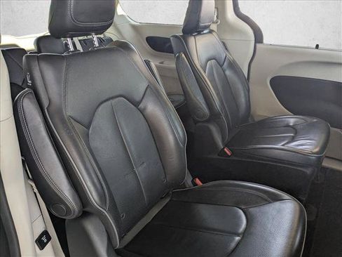 Used 2018 Chrysler Pacifica Limited w/ Advanced Safetytec Group FWD image 23