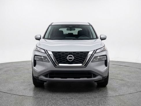 Used 2025 Nissan Rogue SV image 2